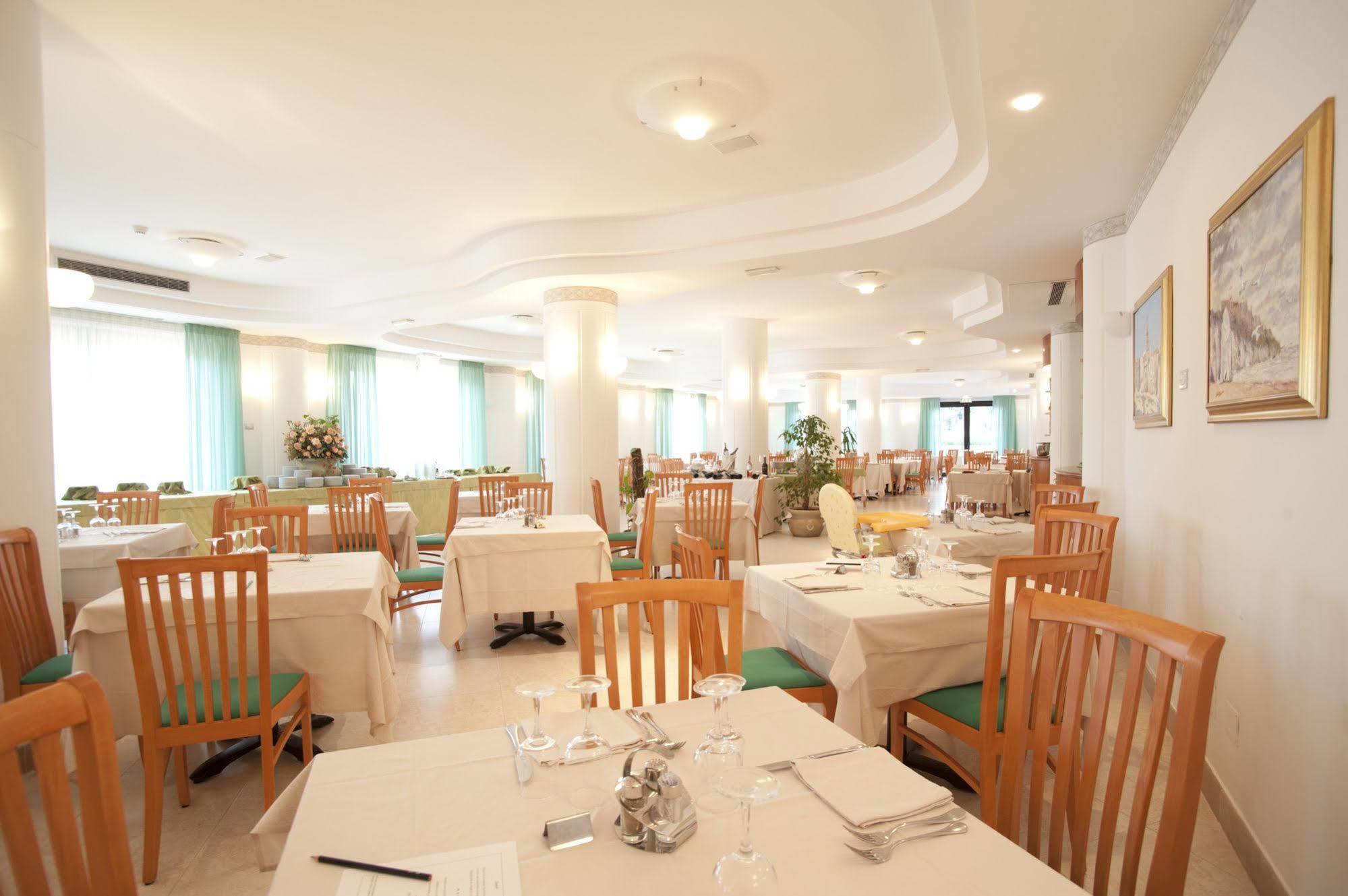 Oasiclub Hotel Вьесте Экстерьер фото