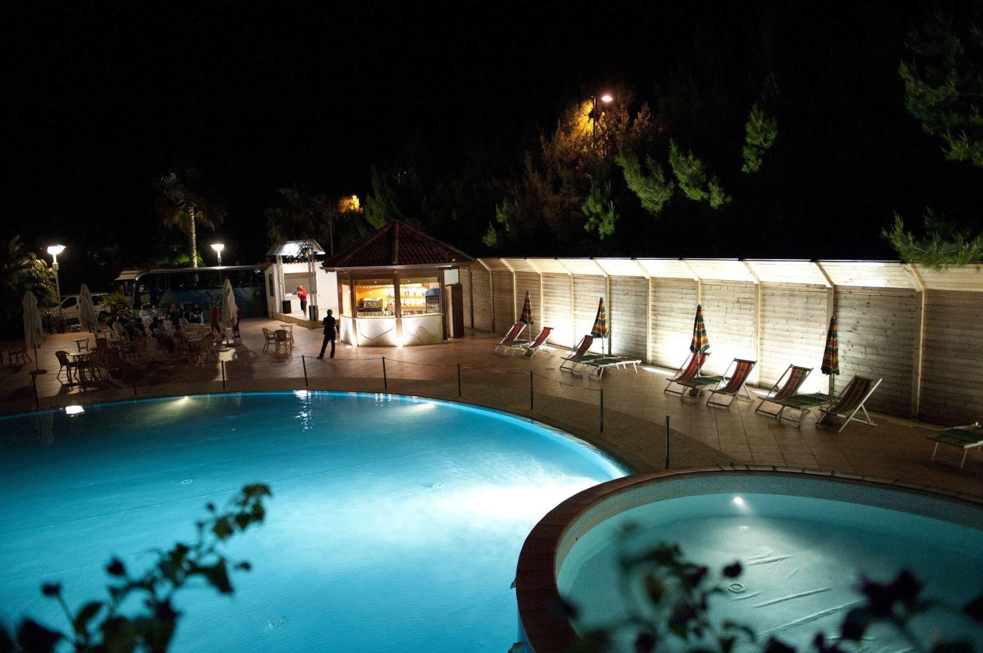 Oasiclub Hotel Вьесте Экстерьер фото